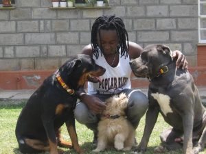 gabriel-gitaue-good-dog-groomer-kenya-hugging-three-dogs